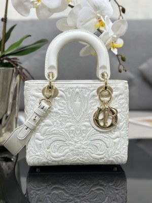 Handbag   Dior  M0538  size  20 x 16.5 x 8  cm