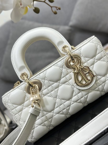 Handbag   Dior  M0613  size  22 x 12 x 6  cm