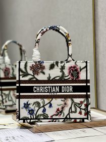 Handbag   Dior  1265  size  26.5×21×14 cm 