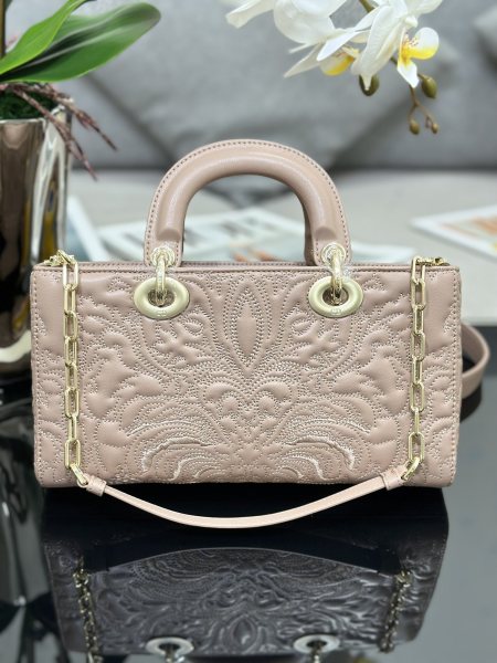 Handbag   Dior  M0540  size  26 x 13.5 x 5  cm