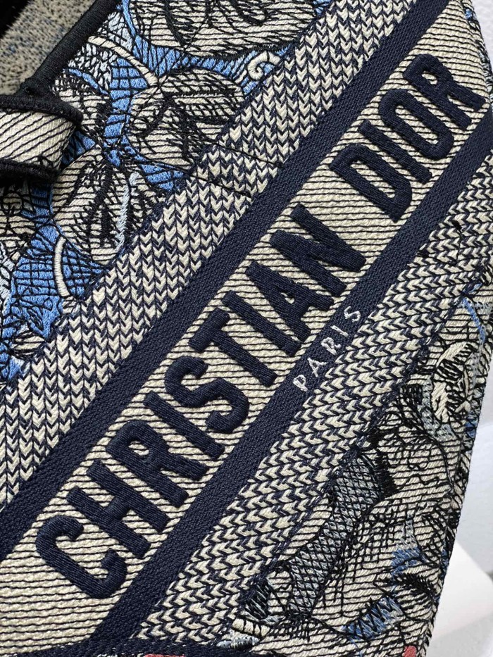 Handbag   Dior  size  25 cm