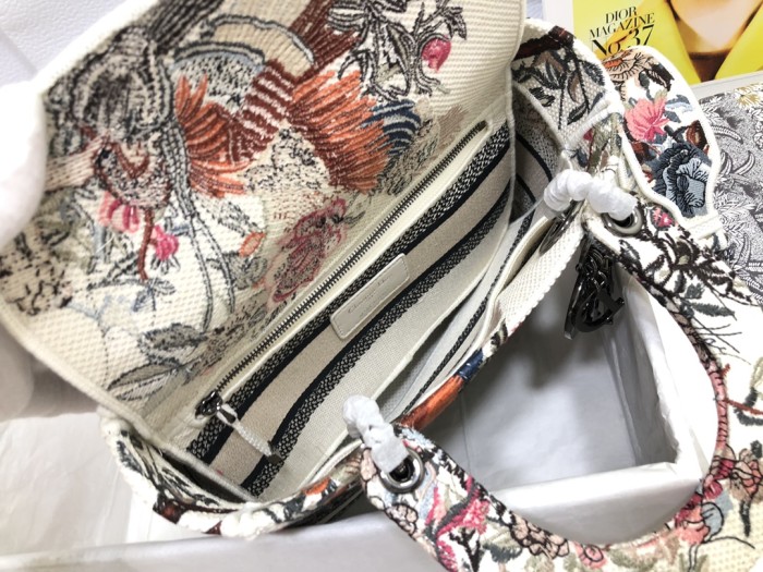 Handbag   Dior  M0565  size  24 x 20 x 11  cm