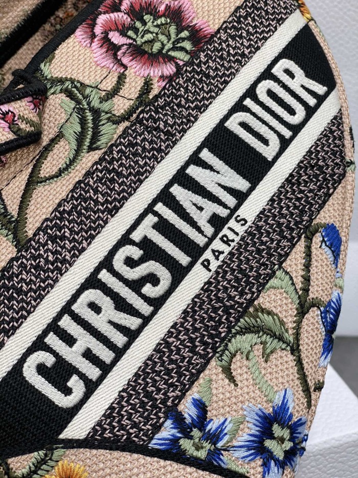 Handbag   Dior  size  25 cm