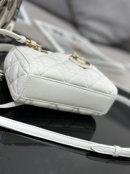 Handbag   Dior  S0910  size  16 x 9 x 5  cm