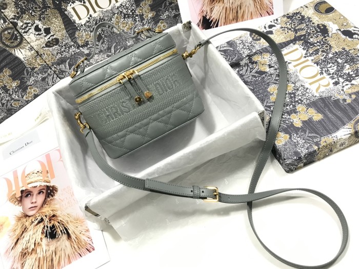 Handbag   Dior  S5488  size  18.5*13*10.5  cm