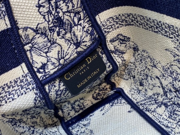 Handbag   Dior   size  23*15*8  cm