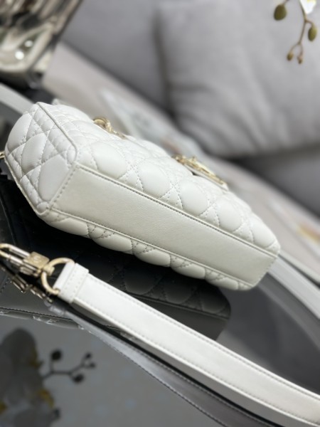 Handbag   Dior  M0613  size  22 x 12 x 6  cm