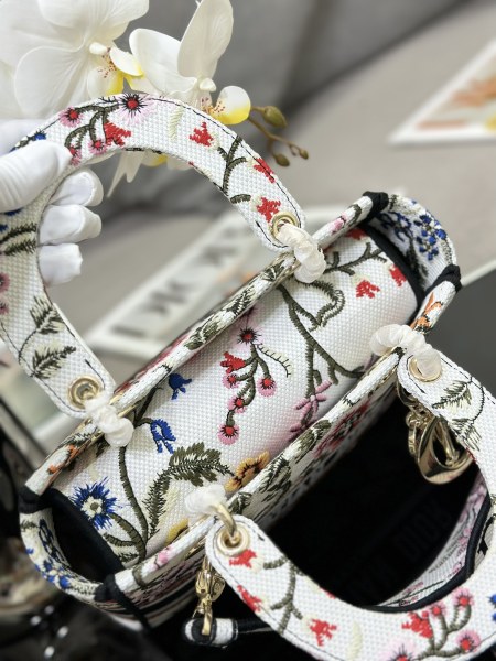 Handbag   Dior  M0565  size  24 x 20 x 11  cm