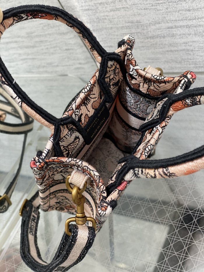  Handbag   Dior  size  13.5*5*18 cm