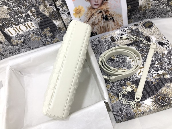  Handbag   Dior  M0540  size  26 x 13.5 x 5  cm