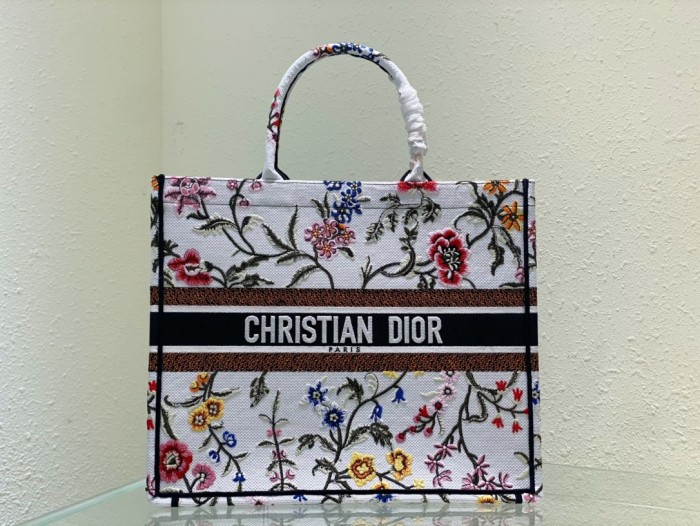 Handbag   Dior  size  41 cm