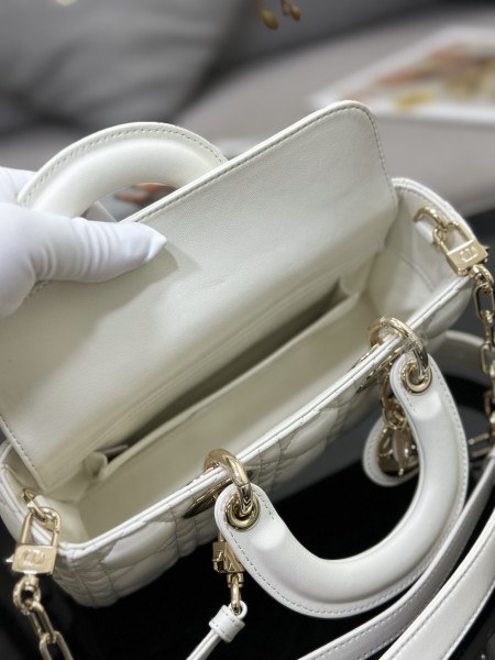 Handbag   Dior  M0613  size  22 x 12 x 6  cm