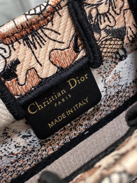  Handbag   Dior  size  13.5*5*18 cm