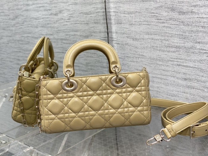 Handbag   Dior  size  22.5*6*11.5 cm
