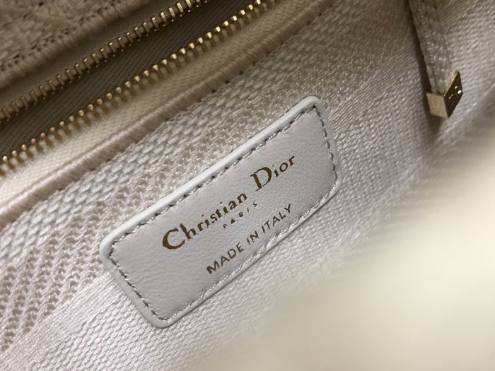 Handbag  Dior M0565 size 24*20*11 cm