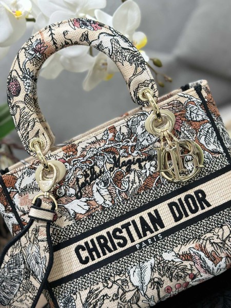  Handbag   Dior M0565  size  24 x 20 x 11   cm