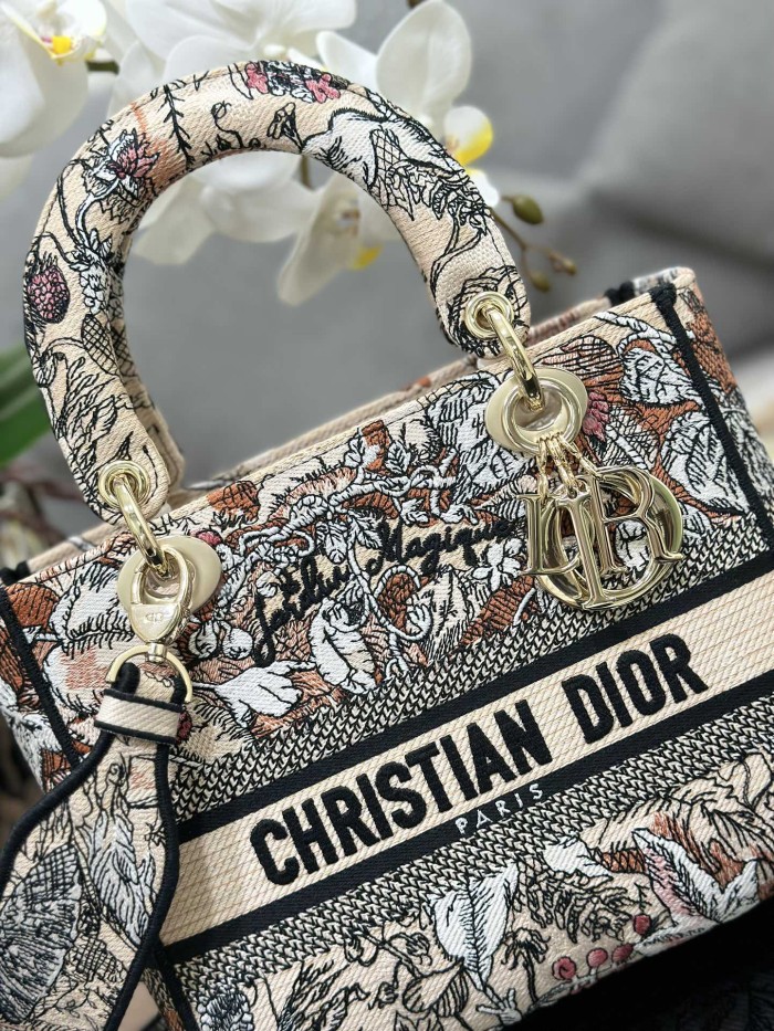  Handbag   Dior M0565  size  24 x 20 x 11   cm