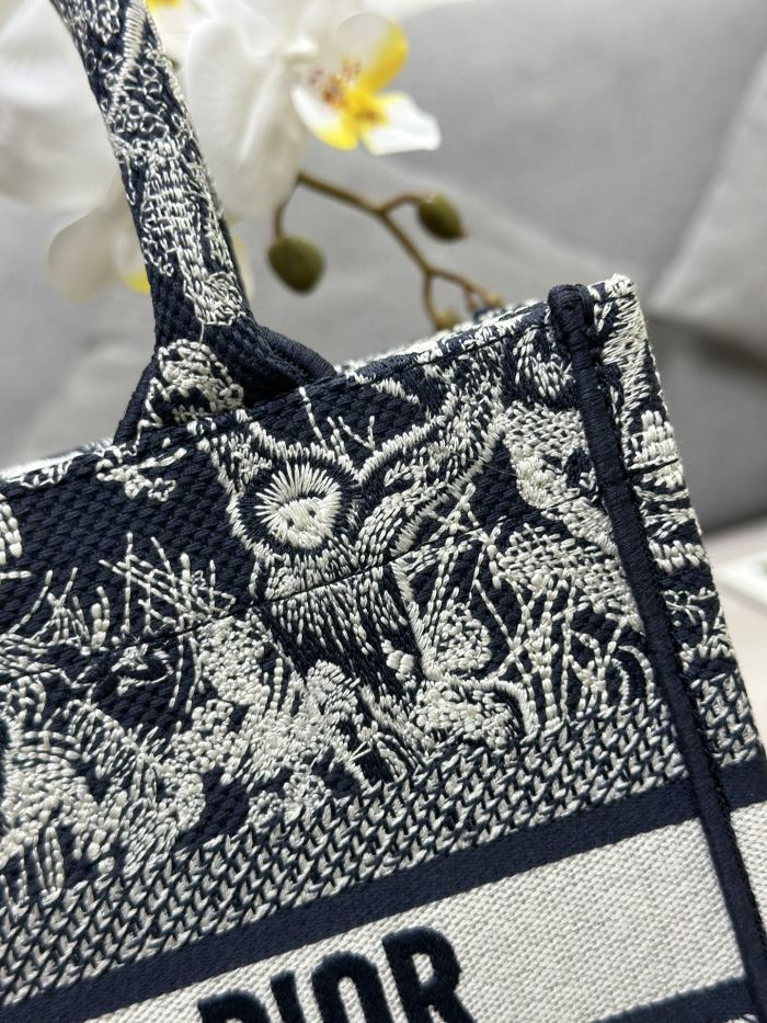 Handbag Dior  M1286 size 26.5 x 21 x 14 cm