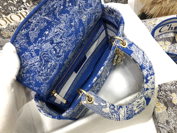 Handbag  Dior M0565 size 24 x 20 x 11 cm