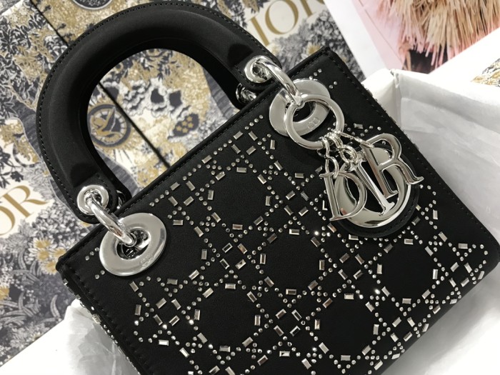 Handbag  Dior  M0505 size 17×15×7 cm
