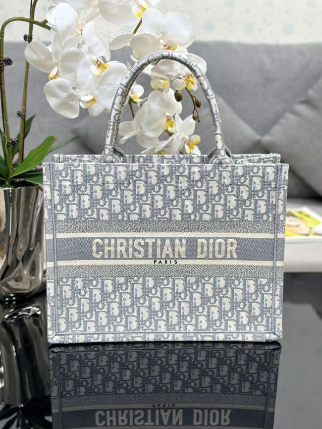 Handbag  Dior M1286  size  36 x 27.5 x 16.5 cm