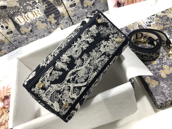 Handbag  Dior M0565 size 24 x 20 x 11 cm