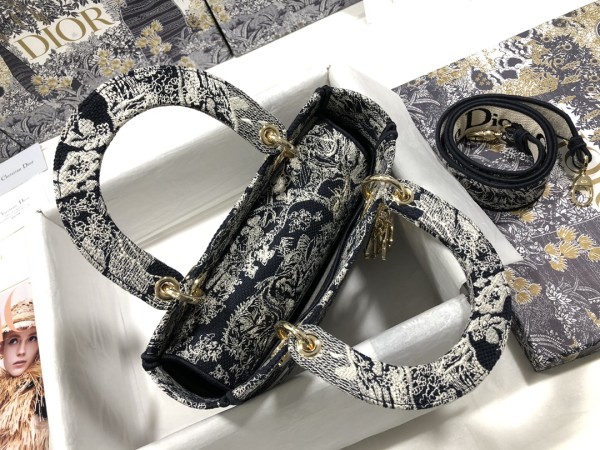 Handbag  Dior M0565 size 24 x 20 x 11 cm