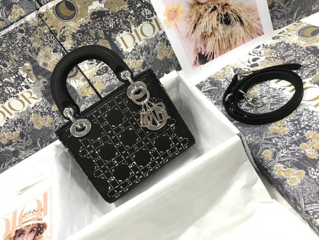 Handbag  Dior  M0505 size 17×15×7 cm