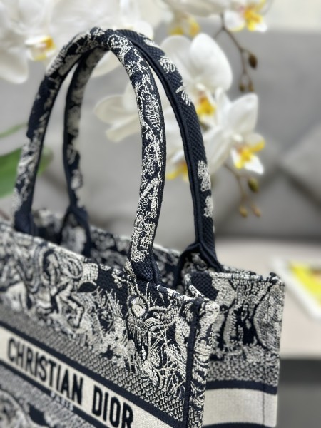 Handbag Dior  M1286 size 26.5 x 21 x 14 cm