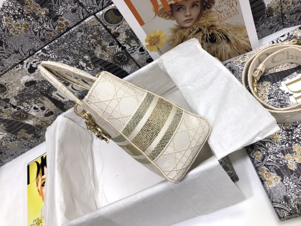 Handbag  Dior M0565 size 24*20*11 cmm