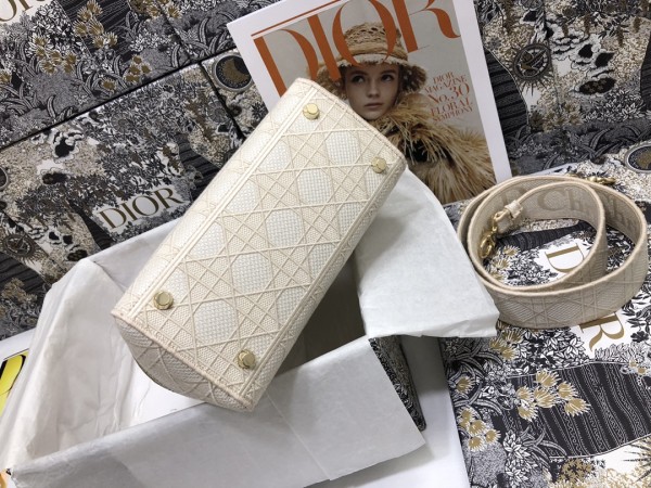 Handbag  Dior M0565 size 24*20*11 cmm