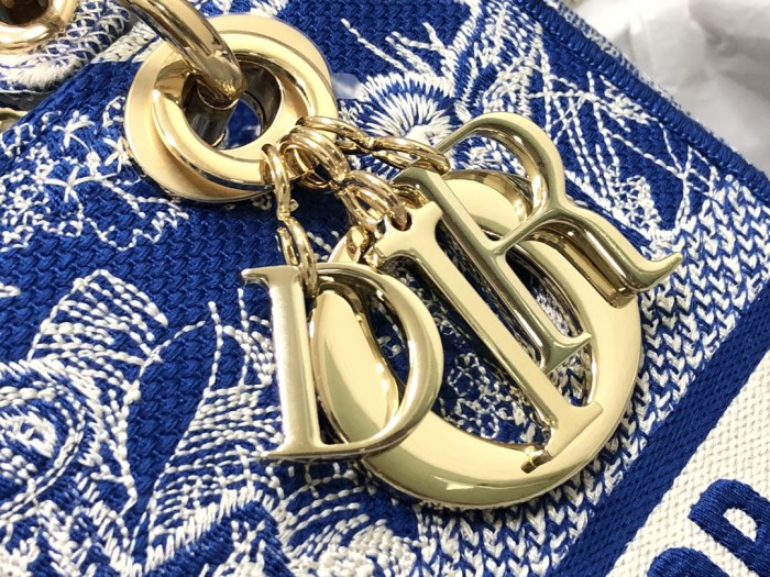 Handbag  Dior M0565 size 24 x 20 x 11 cm