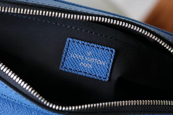 LOUIS VUITTON Outdoor Messenger Navy Blue M30242 size 26*10.5*20 cm