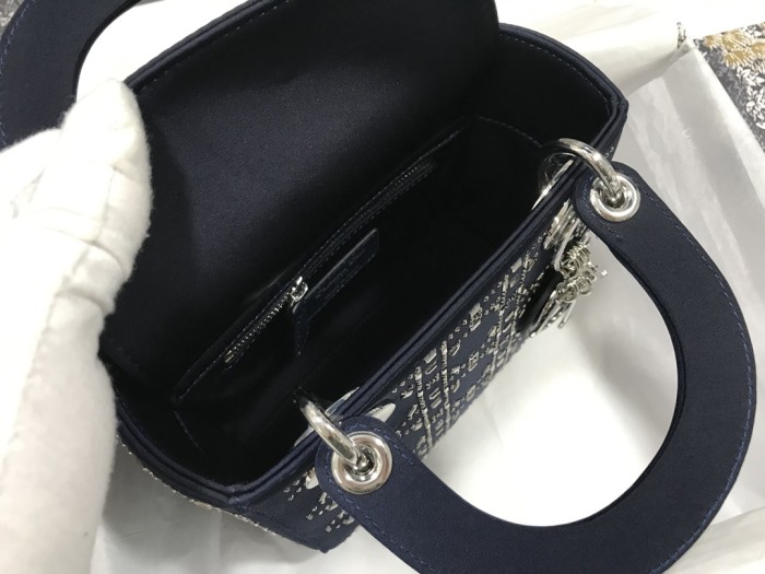 Handbag  Dior M0505 size 17×15×7 cm