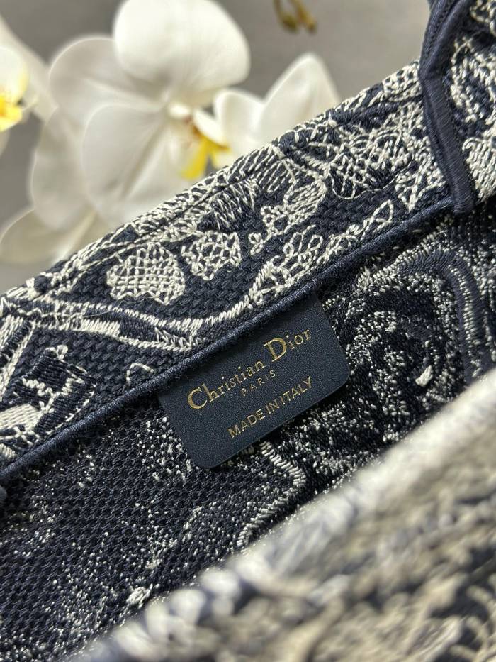 Handbag  Dior M1286 size 42 x 35 x 18.5 cm