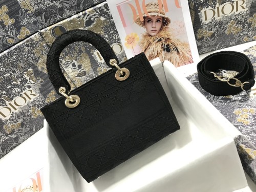Handbag  Dior M0565 size 24*20*11 cm
