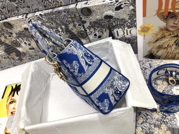 Handbag  Dior M0565 size 24 x 20 x 11 cm