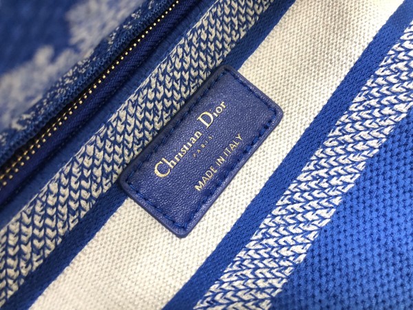 Handbag  Dior M0565 size 24 x 20 x 11 cm