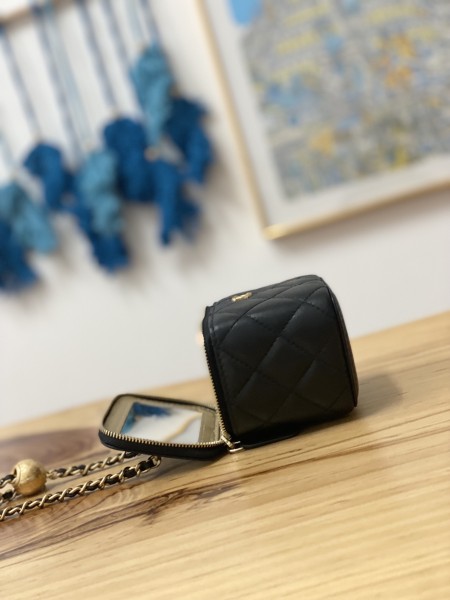  Handbag Chanel 81219 size 10.5 8.5 7 cm