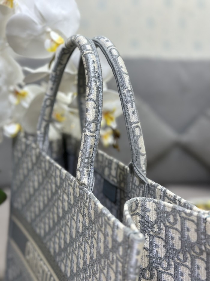 Handbag  Dior M1286 size 42 x 35 x 18.5 cm