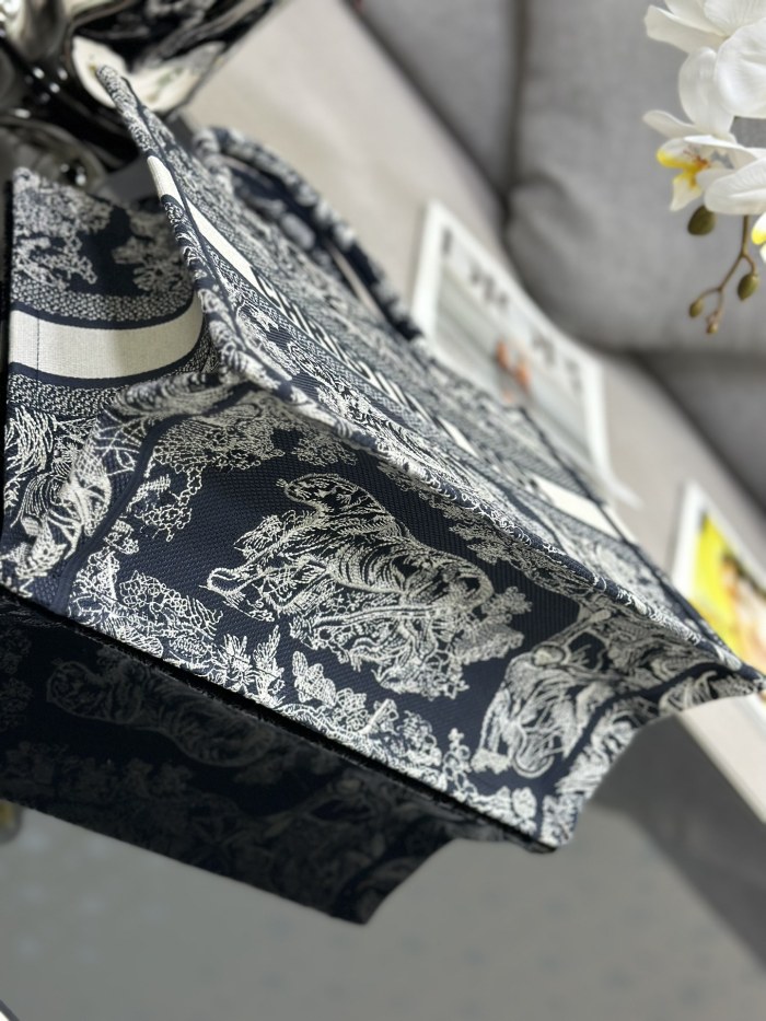 Handbag  Dior  M1286 size 36 x 27.5 x 16.5 cm