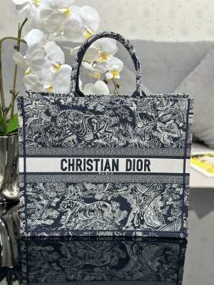 Handbag  Dior M1286 size 42 x 35 x 18.5 cm
