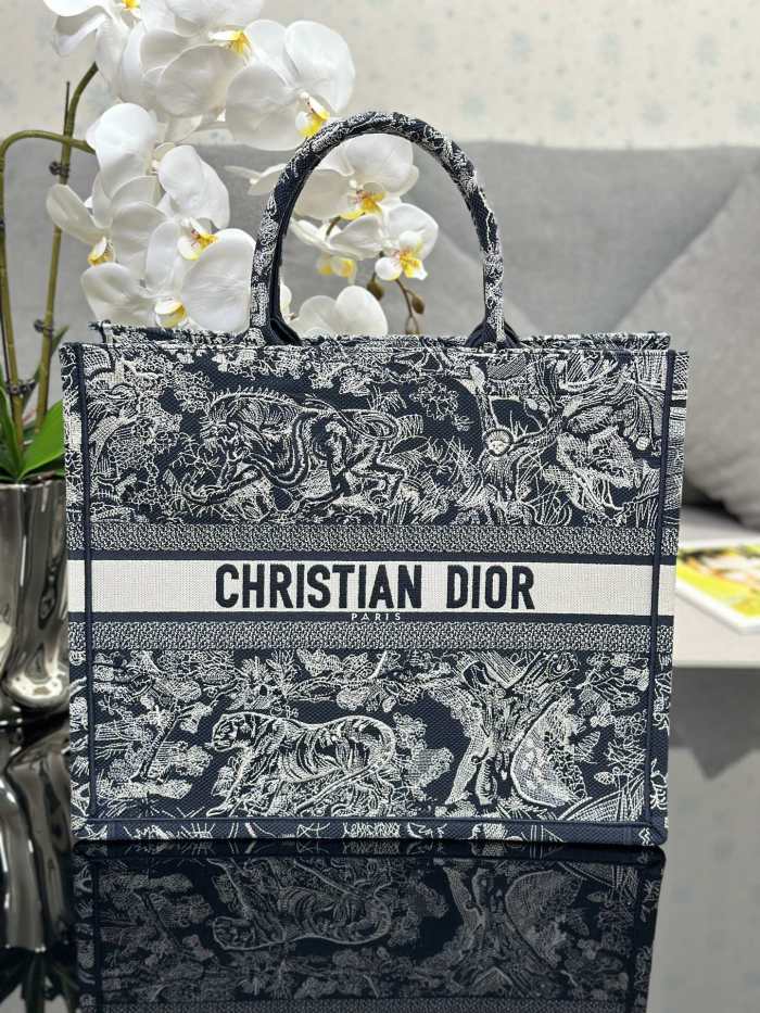 Handbag  Dior M1286 size 42 x 35 x 18.5 cm