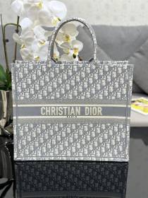 Handbag  Dior M1286 size 42 x 35 x 18.5 cm