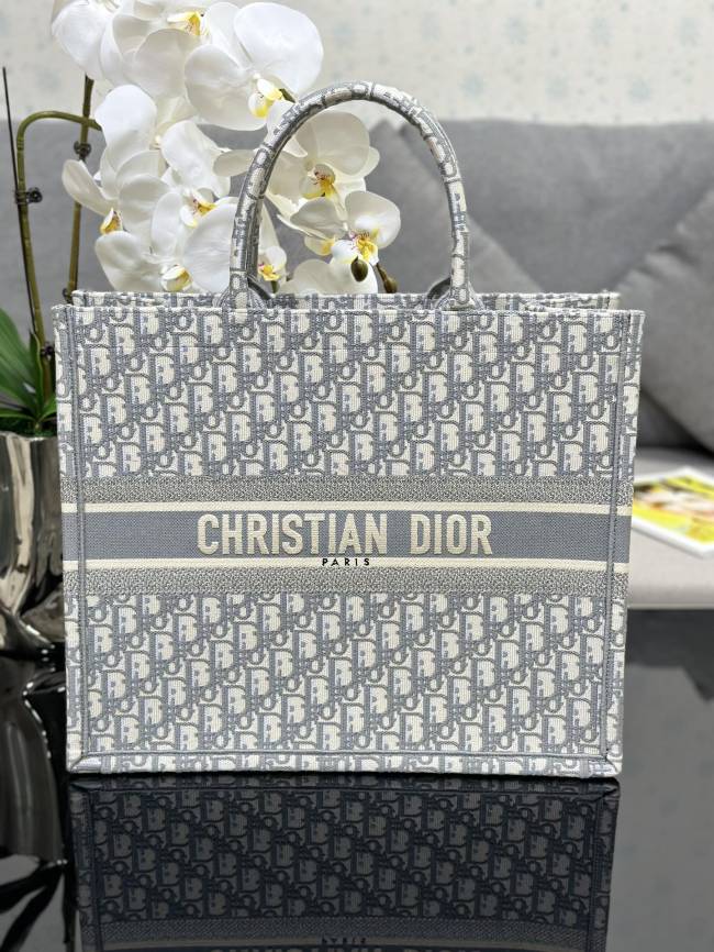 Handbag  Dior M1286 size 42 x 35 x 18.5 cm