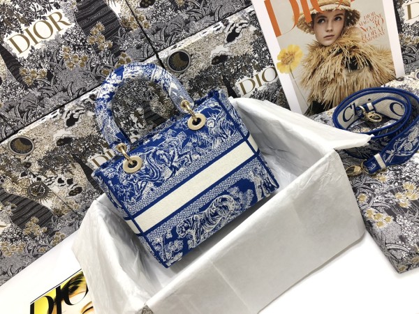 Handbag  Dior M0565 size 24 x 20 x 11 cm