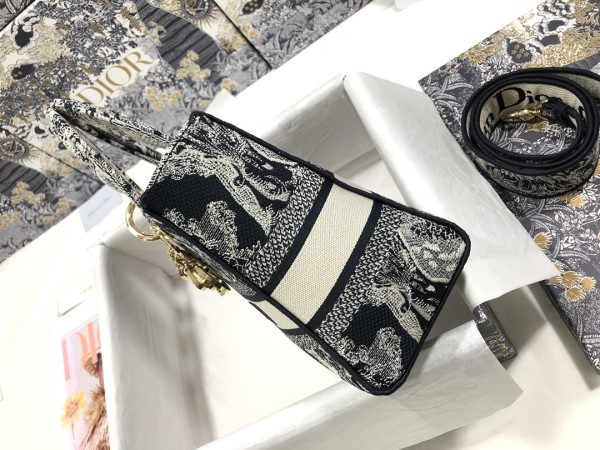 Handbag  Dior M0565 size 24 x 20 x 11 cm