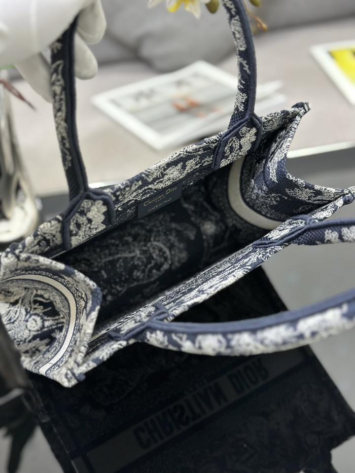 Handbag Dior  M1286 size 26.5 x 21 x 14 cm