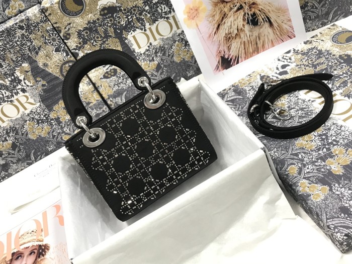 Handbag  Dior  M0505 size 17×15×7 cm