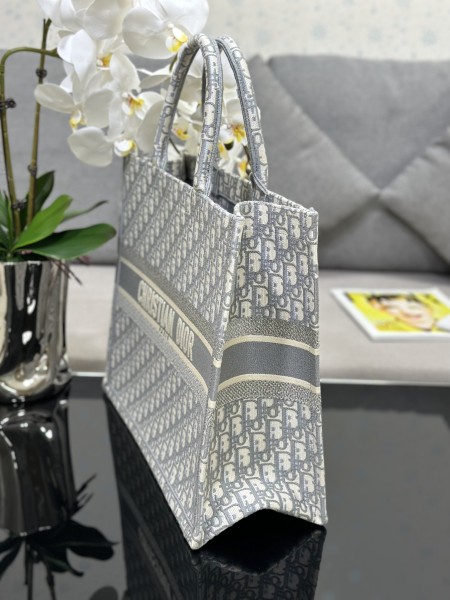 Handbag  Dior M1286 size 42 x 35 x 18.5 cm